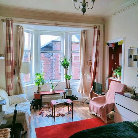 Spacious Flat In Bridgeton, Glasgow Bagian luar foto