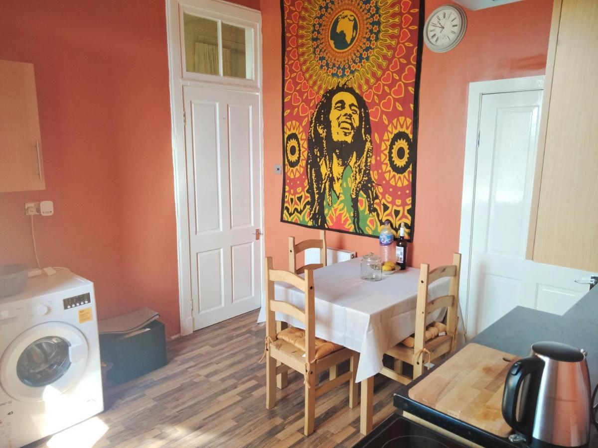 Spacious Flat In Bridgeton, Glasgow Bagian luar foto
