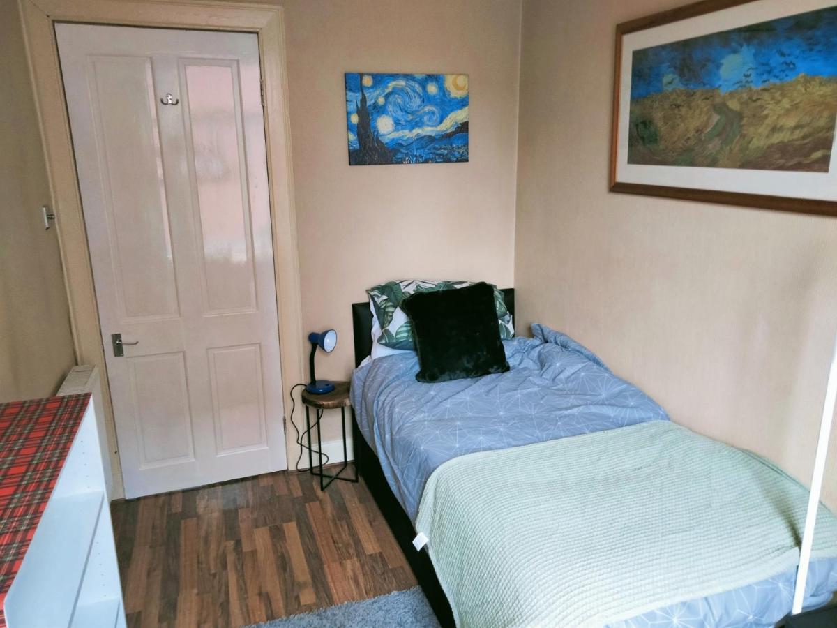 Spacious Flat In Bridgeton, Glasgow Bagian luar foto