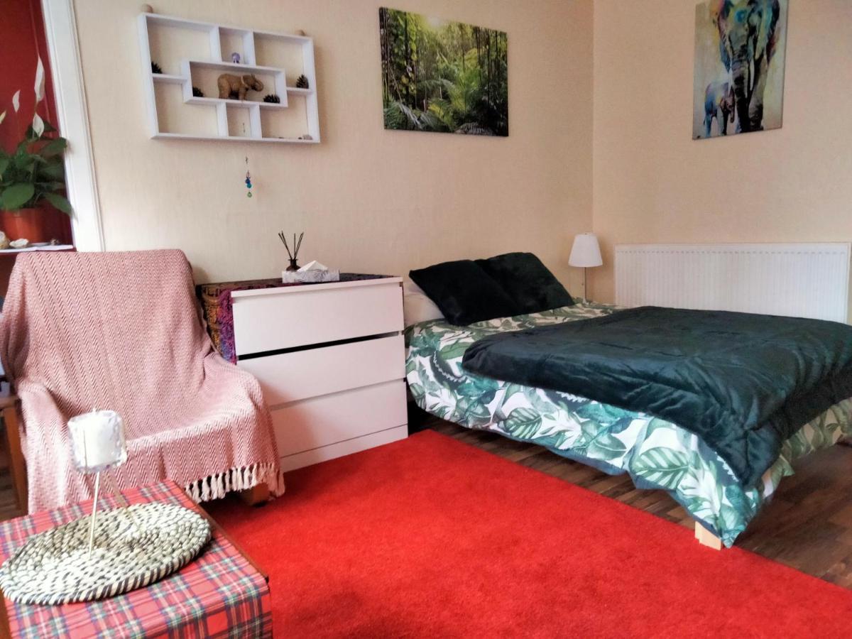 Spacious Flat In Bridgeton, Glasgow Bagian luar foto