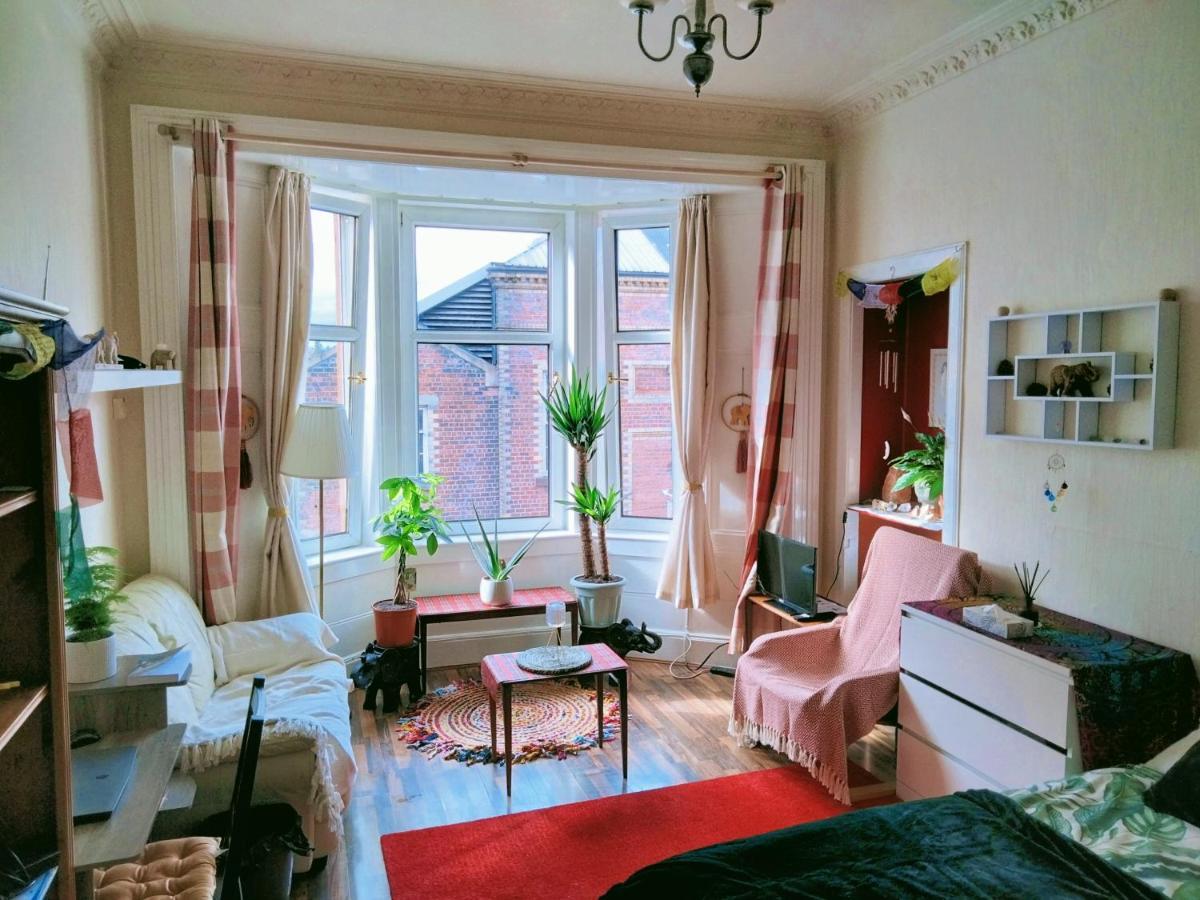 Spacious Flat In Bridgeton, Glasgow Bagian luar foto