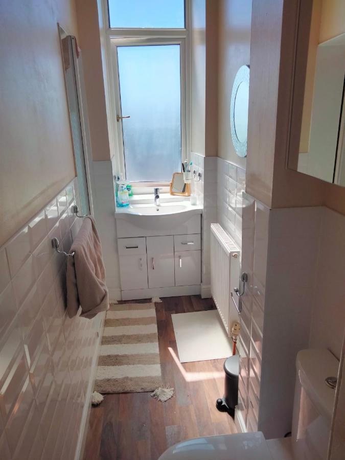 Spacious Flat In Bridgeton, Glasgow Bagian luar foto